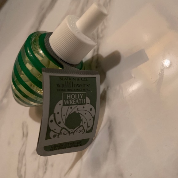 Holly Wreath Wallflower Refill Home Fragrance - Picture 4 of 9